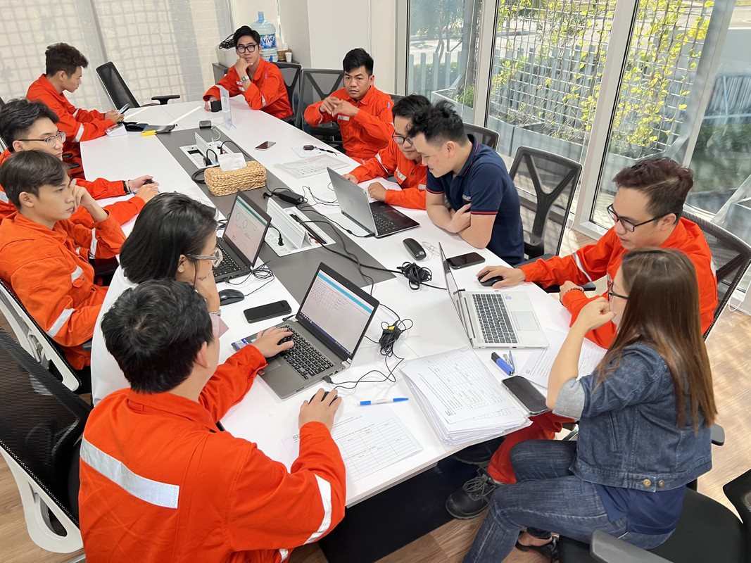Chuyên viên SGCo rà soát hồ sơ môi trường cùng doanh nghiệp