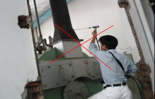 Hình ảnh vị trí lấy mẫu khí thải sai quy định trên ống khói
