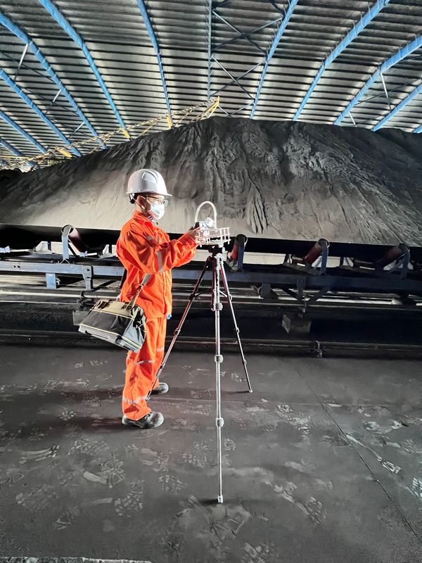 Chuyên viên SGC đo mức ồn tại vị trí vận hành máy
